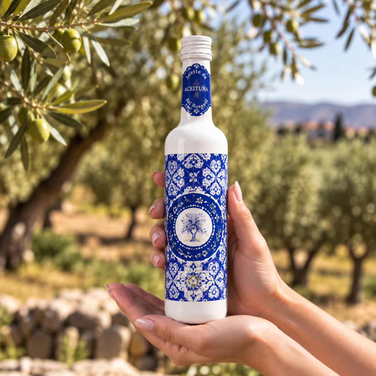 Modrý tubus Picual – produkt v rukou